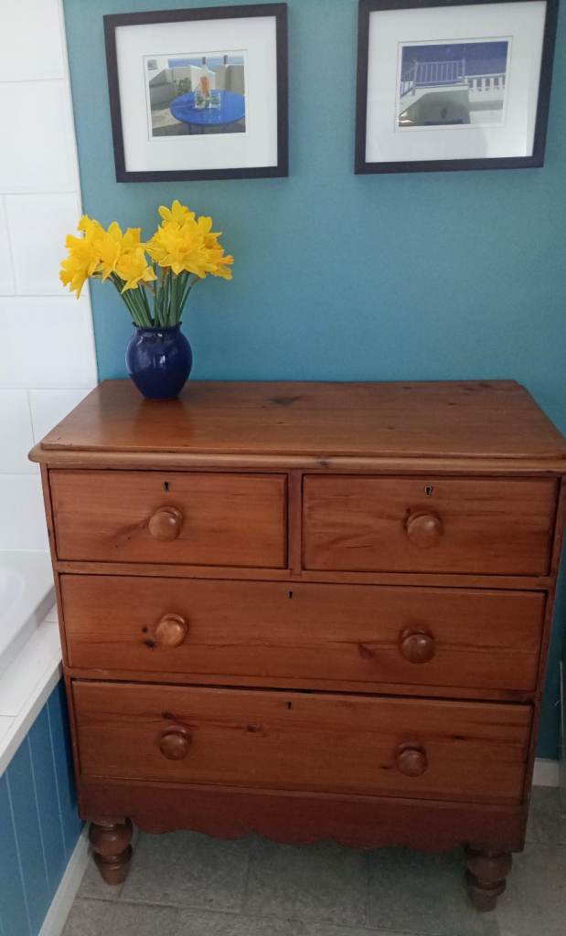 Antique Victorian pine chest of drawers