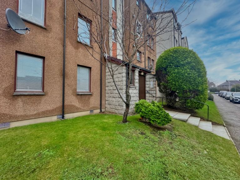 2 bedroom flat in Headland Court, Garthdee, Aberdeen, AB10 7GZ