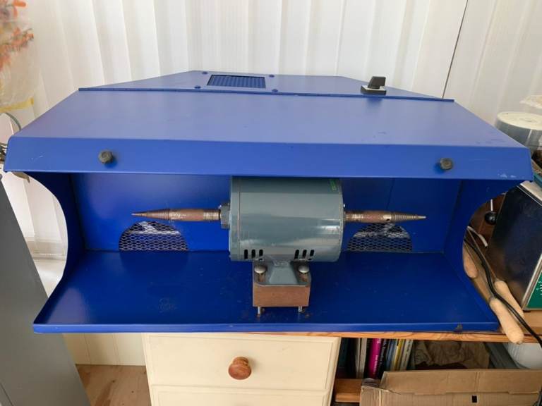 Jewellery/silversmithing polishing motor with extractor