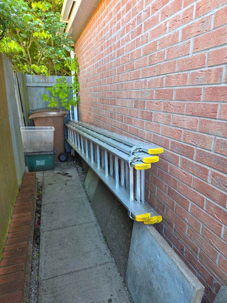 TRIPLE SAFETY LOCKABLE LADDERS WITH LONG STAND