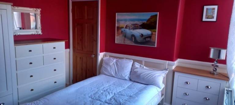 BRIGHT DOUBLE ROOM IN LOVELY 2 BED GARDEN FLAT