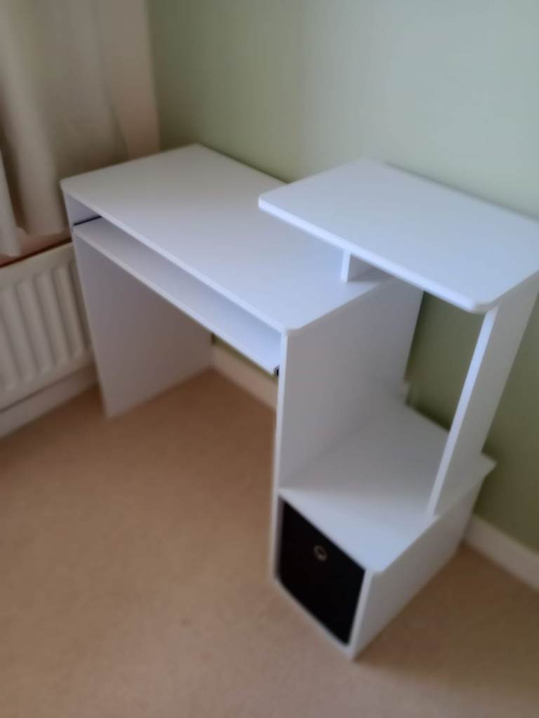 Compact computer desk 