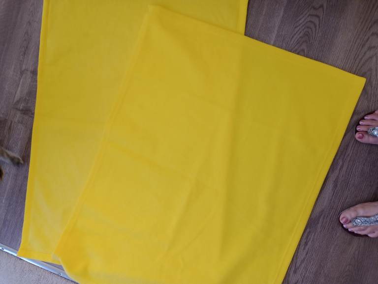 2 X yellow fleece blankets  ideal pets