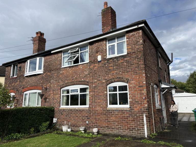 Spacious room available for rent in Burnage 