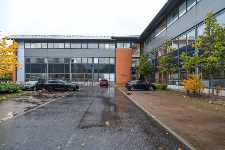 Bristol - BS1 3AG \ Serviced Office with 2 Desks