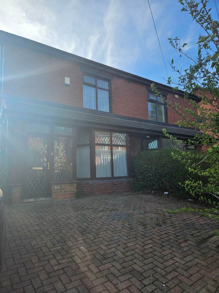 room to let Bury BL8