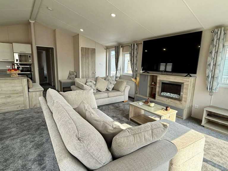 STATIC LODGE FOR SALE AT BROADLAND SANDS - FREE 2026 SITE FEES!