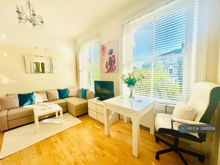 1 bedroom flat in Highbury Hill, London, N5 (1 bed) (#2986206)