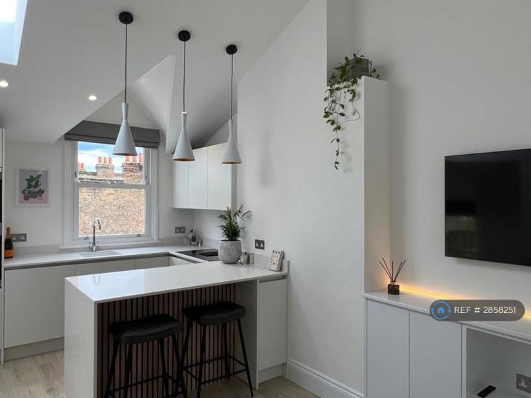 2 bedroom flat in Oakhill Road, London, SW15 (2 bed) (#2858251)