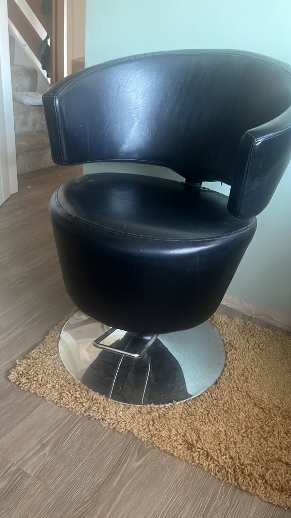Hairdressing chair