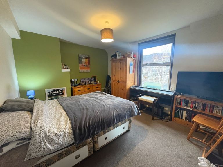 Large room to rent in shared house. 