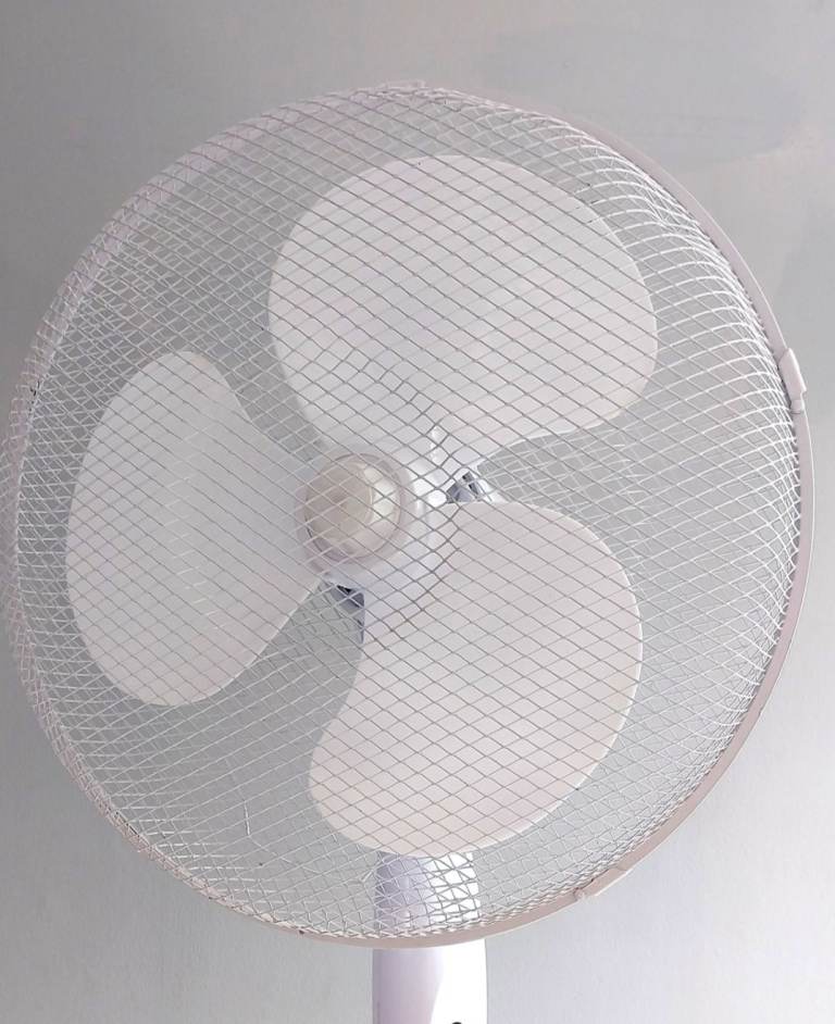 Geepas 16-inch Stand Fan. 3 speeds. Adjustable