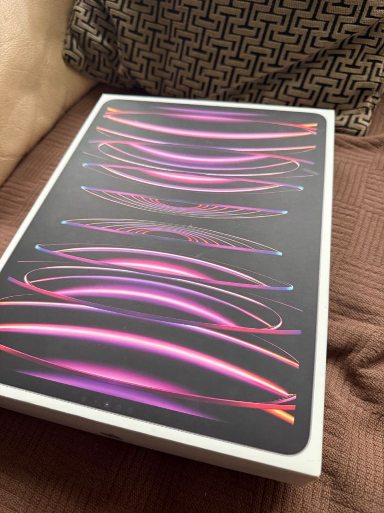 iPad Pro 12.9” 6th generation M2 128gb cellular immaculate condition 