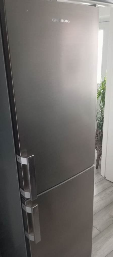 Grundig silver frost free Fridge freezer 