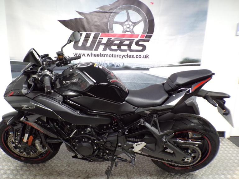 2025 KAWASAKI ZH2 WITH ONLY 1245 MILES FROM NEW