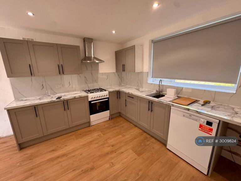 3 bedroom house in Rowrah Crescent, Manchester, M24 (3 bed) (#3009824)