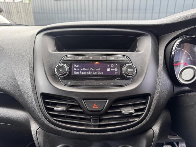 VAUXHALL VIVA 1.0i SE Hatchback 5dr Petrol Manual Euro 6 (75 ps) White Manual Pe