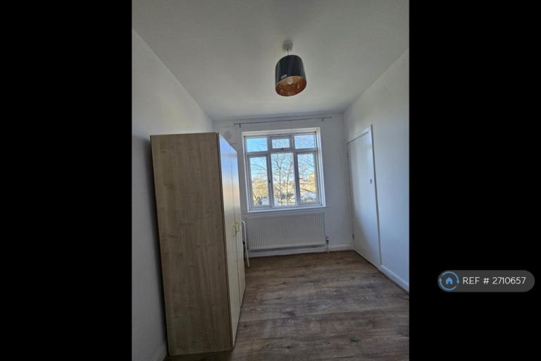 2 bedroom flat in Neasden Lane, London, NW10 (2 bed) (#2710657)