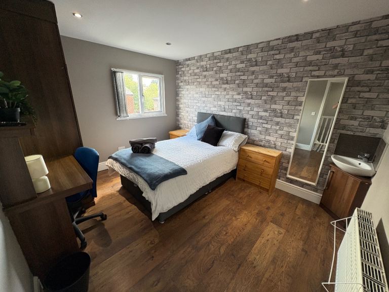 1 double room available this month in lovely house!