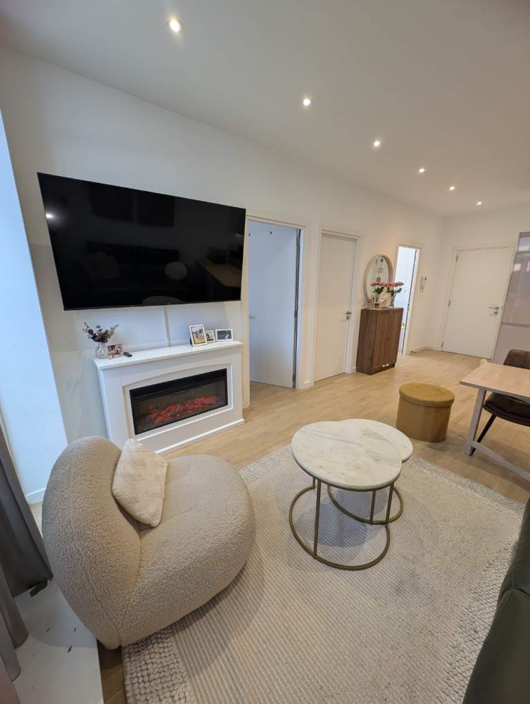Stylish, family-friendly 2 Bed Apartment for RENT Furnished. 3mins drive to Woking Station