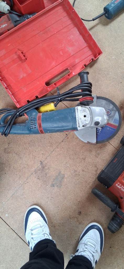 Bosch 9inch Angle Grinder – Good Condition, Blue