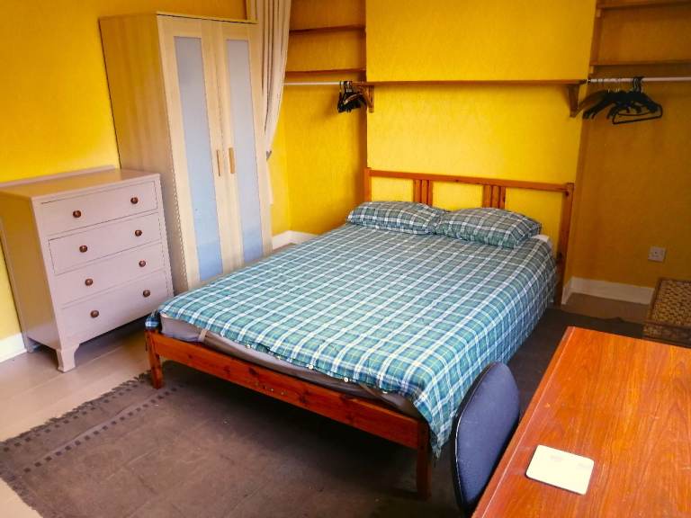 LARGE ROOM TO LET IN FABULOUS 2-BEDROOM FLAT