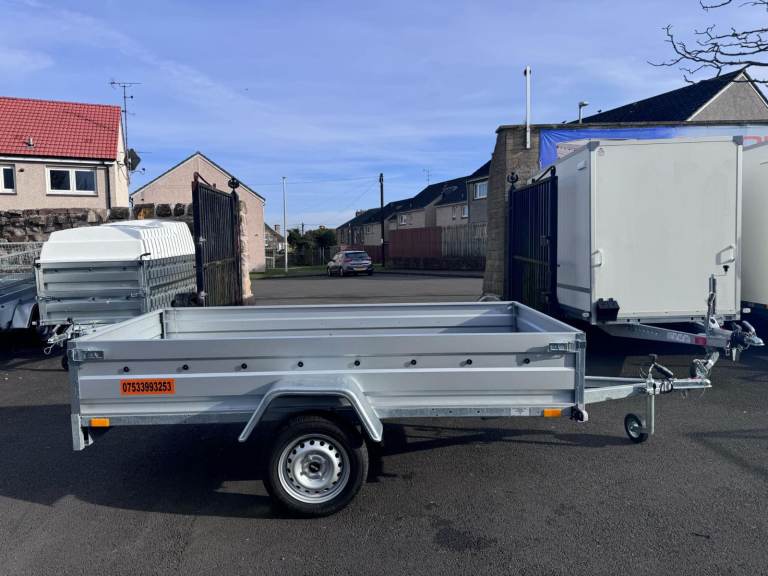 BRAND NEW 8,7FT X 4,2FT SINGLE AXLE FLAT TRAILER 750KG
