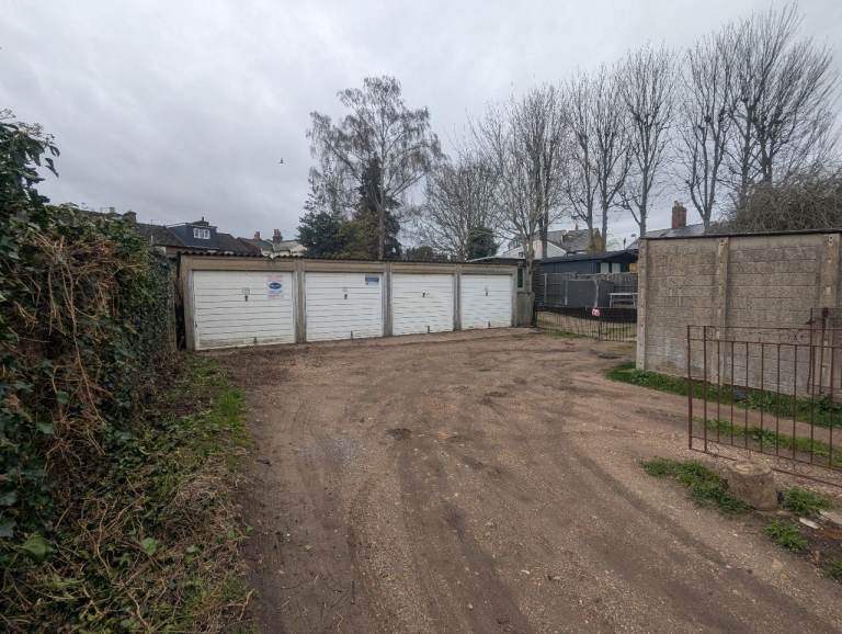 Garage/Parking/Storage to rent: Ickleford Road (r/o 22) Hitchin SG5 1TJ