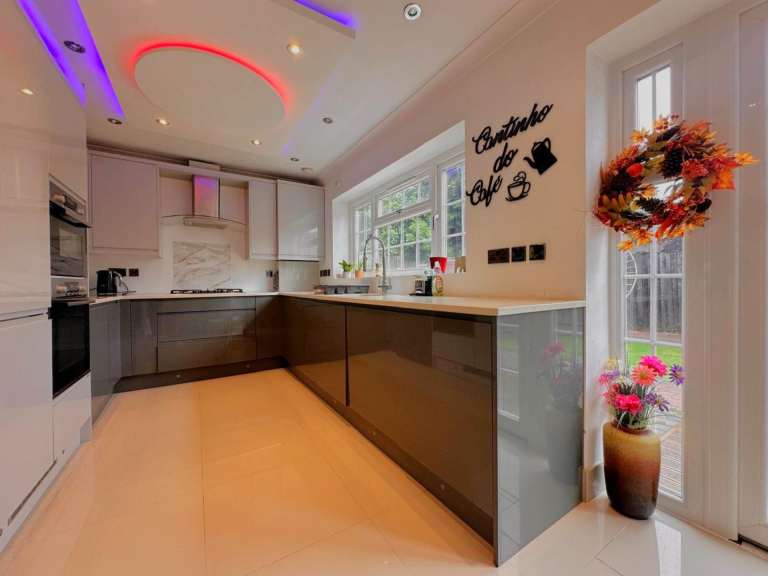 3 bedroom house in School Approach, Hayes