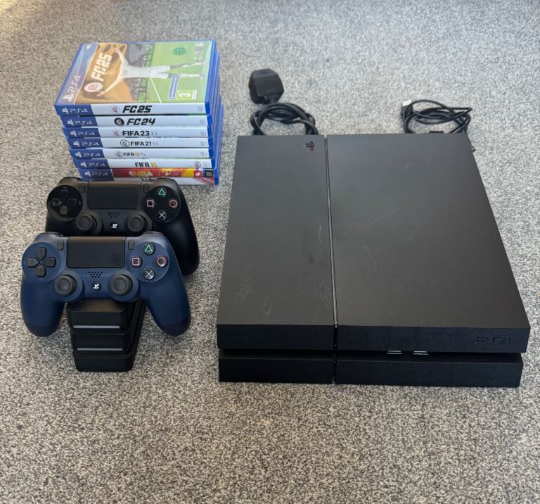 PlayStation 4 + 2 Controllers + Games
