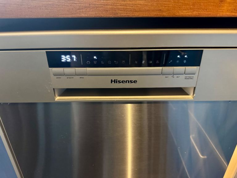 image for Hisense HS60240SUK Freestanding Full size Dishwasher - Silver