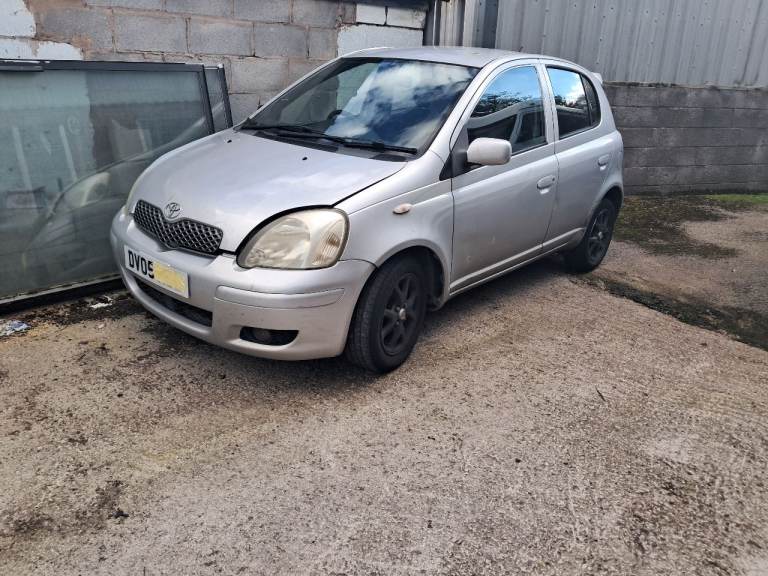 Toyata Yaris 2005 , 1.3vvti  5 door breaking for spares