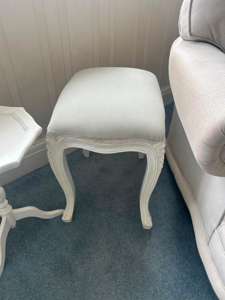 2 x White Upholstered Stools with Carved Legs – Good Condition