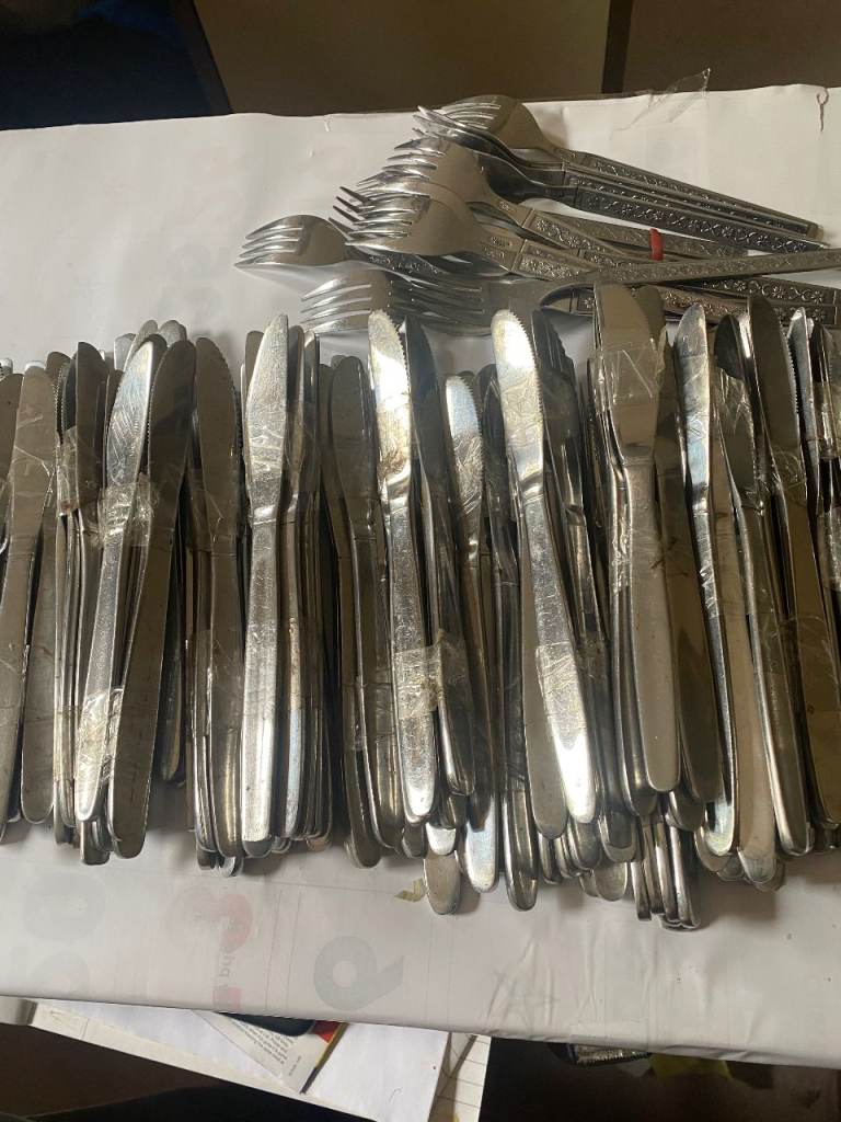 100 PIECS OF STAINLESS STEEL TABLE KNIFE IN VERY GOOD CONDITION FOR SALE