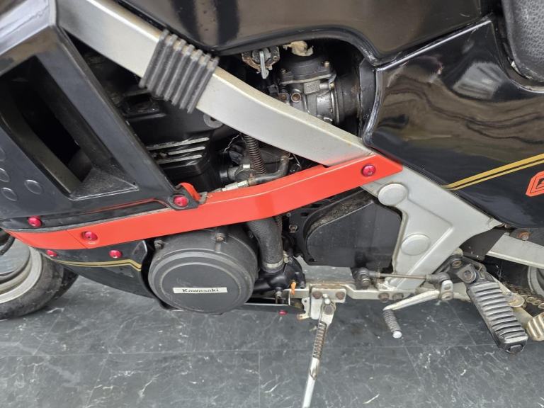 KAWASAKI GPZ 600 R PROJECT BIKE HPI CLEAR