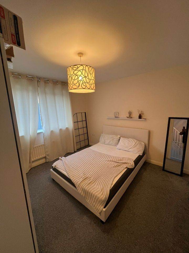 4 Bed Semi-Detached House, Falconwood Way, M11