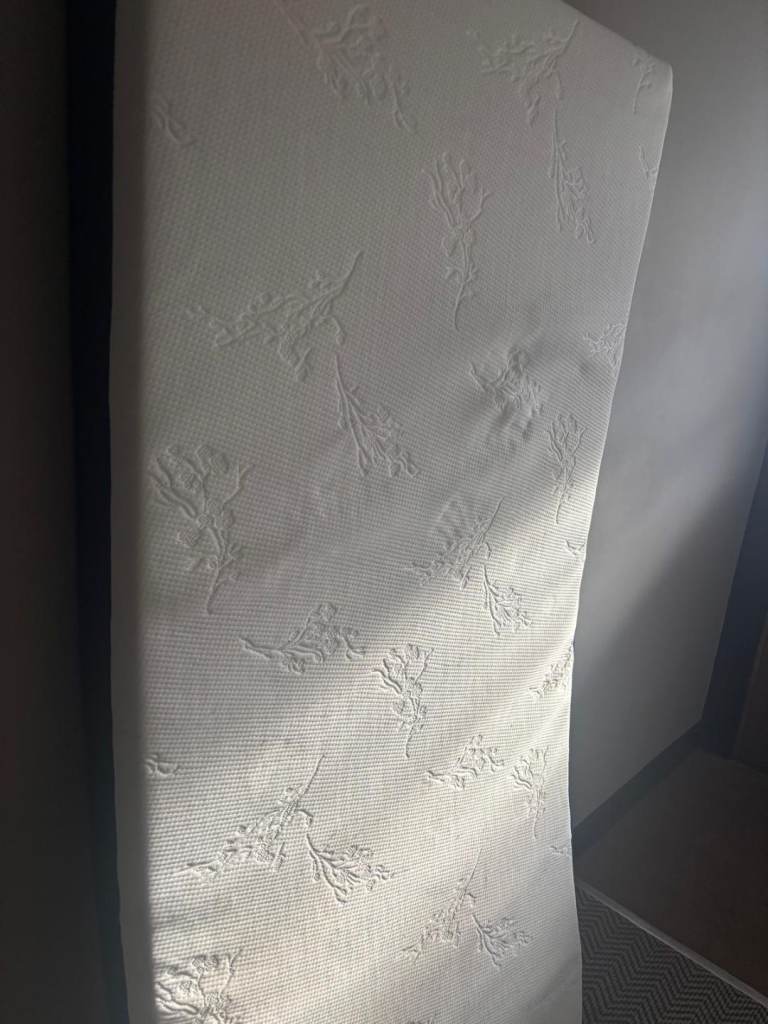Memory foam single mattress 