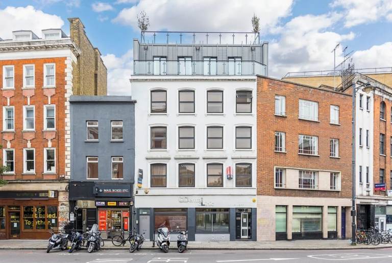  Four-bedroom apartment, ideally located in the heart of Shoreditch, just off Old Street.- Ref: 1045