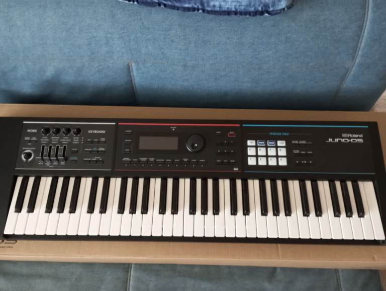 Roland Juno-DS 61, in new condition, original PSU, manual and box