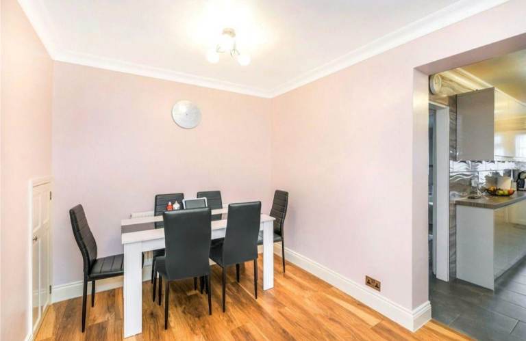 Spacious 3-Bedroom House | Furnished | Fitted Kitchen | Parking | Beam Avenue, Dagenham, London-RM10