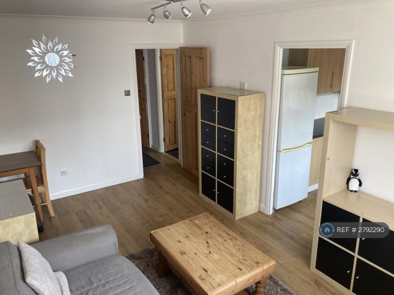 1 bedroom flat in Ranyard Close, Chessington, KT9 (1 bed) (#2792290)