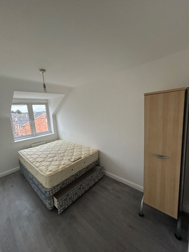 Rooms for rent (ensuite toilet available)