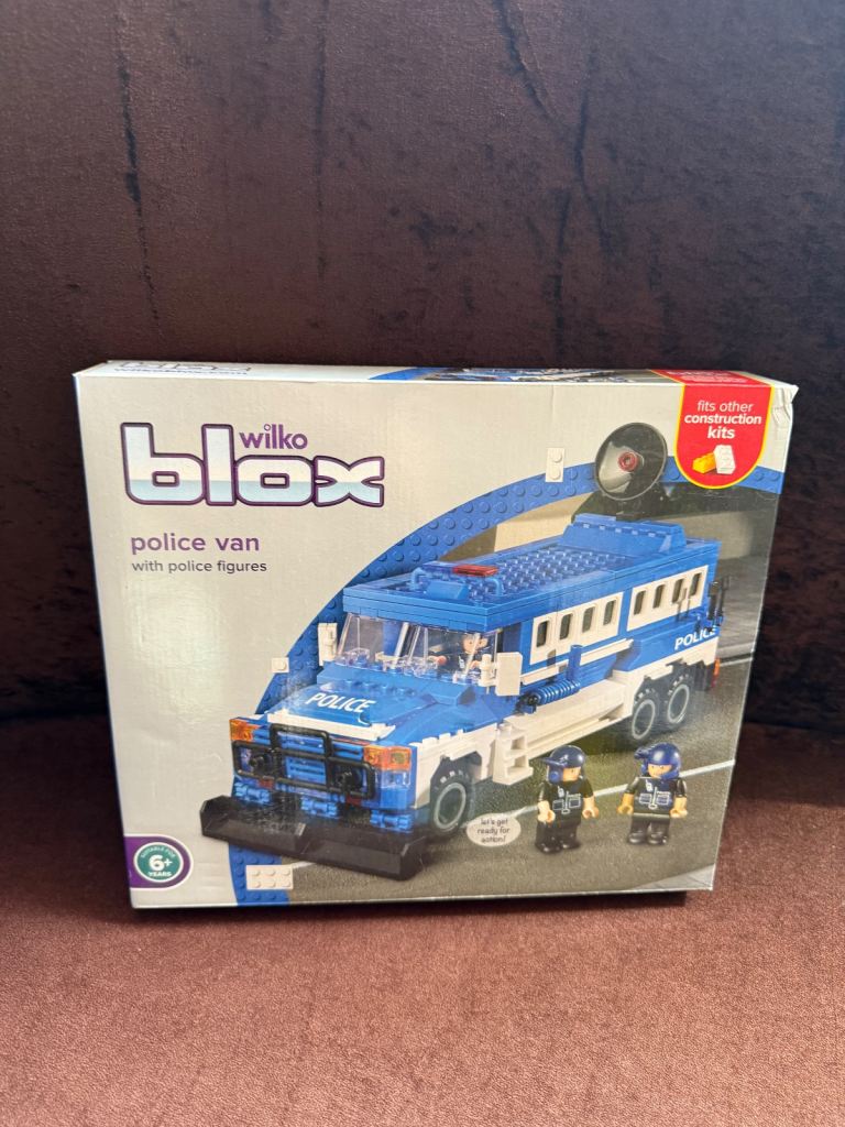 Brand new Wilko Blox Police Van with figures