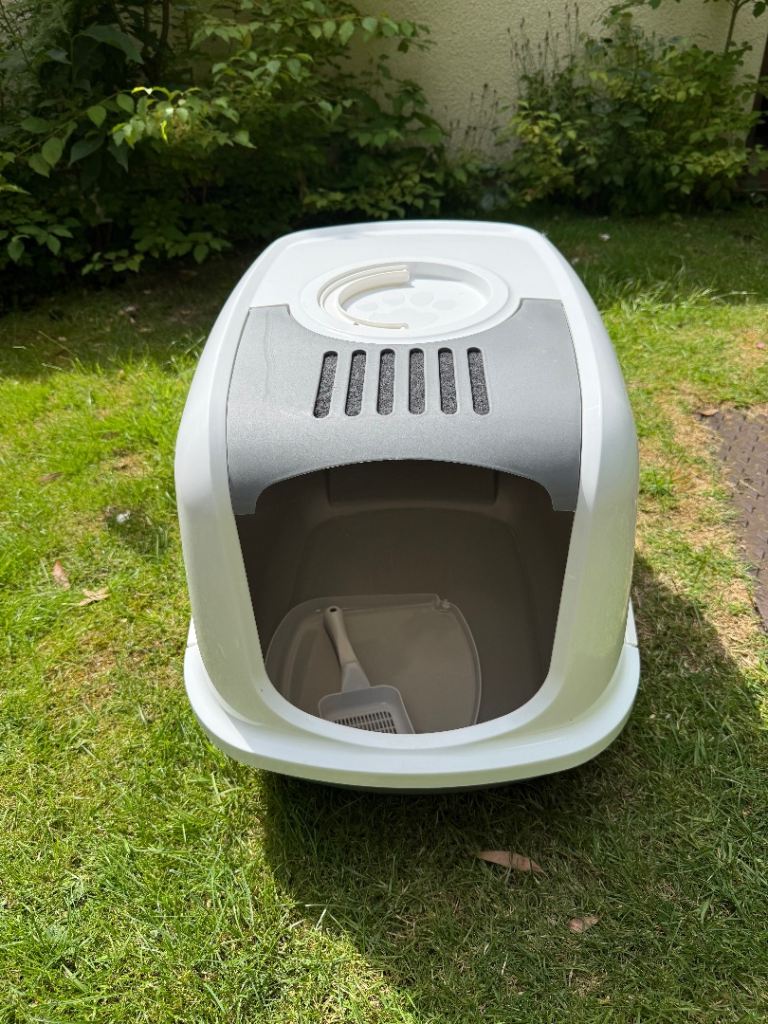 Jumbo covered cat litter tray with door and charcoal filter