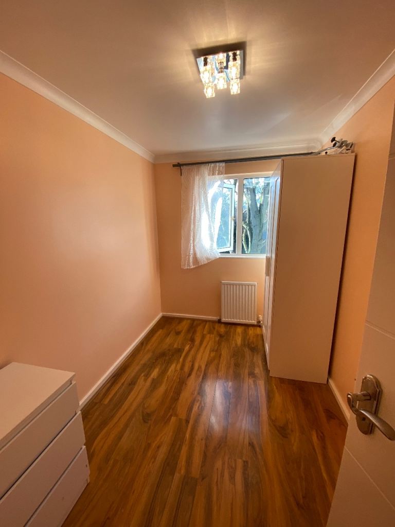 Lovely 4 bed house with 2 toilets and garden close to Hainult Station