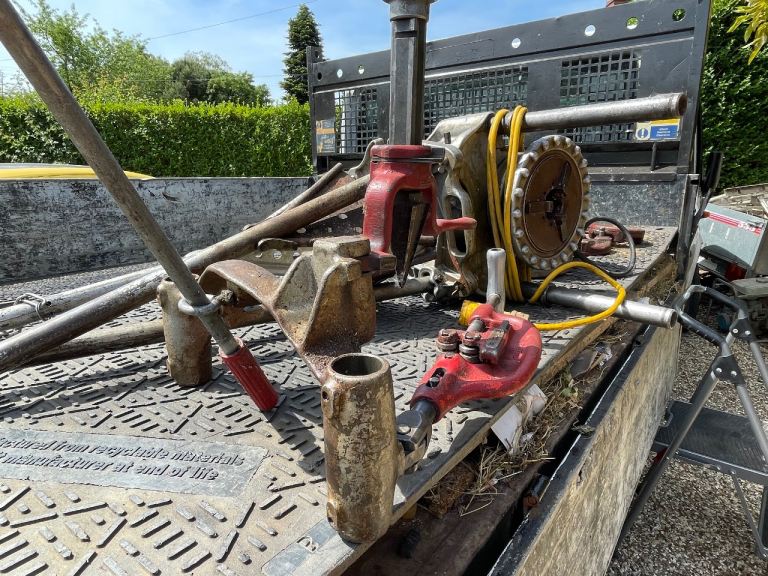 Ridgid 300 pipe threading machine 