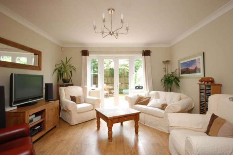 4 bedroom house in Kingsleigh Close, Brentford
