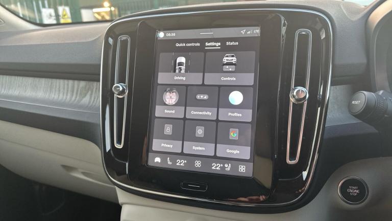  Volvo XC40 2.0 B4 MHEV Ultra Bright DCT Auto Euro 6 (s/s) 5dr Petrol/Electric Hybrid Automatic