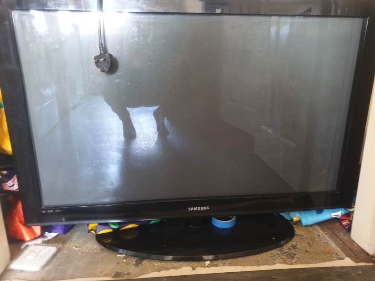 Samsung Flat Screen TV - Black, Good Condition