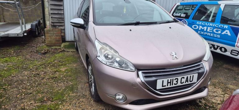 2013 Peugeot 208 1.4 VTi Allure 3dr HATCHBACK PETROL Manual